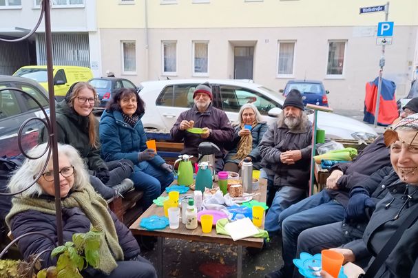 Glühweintreffen im Parklet (Foto: Barbara Philipp) Glühweintreffen im Parklet