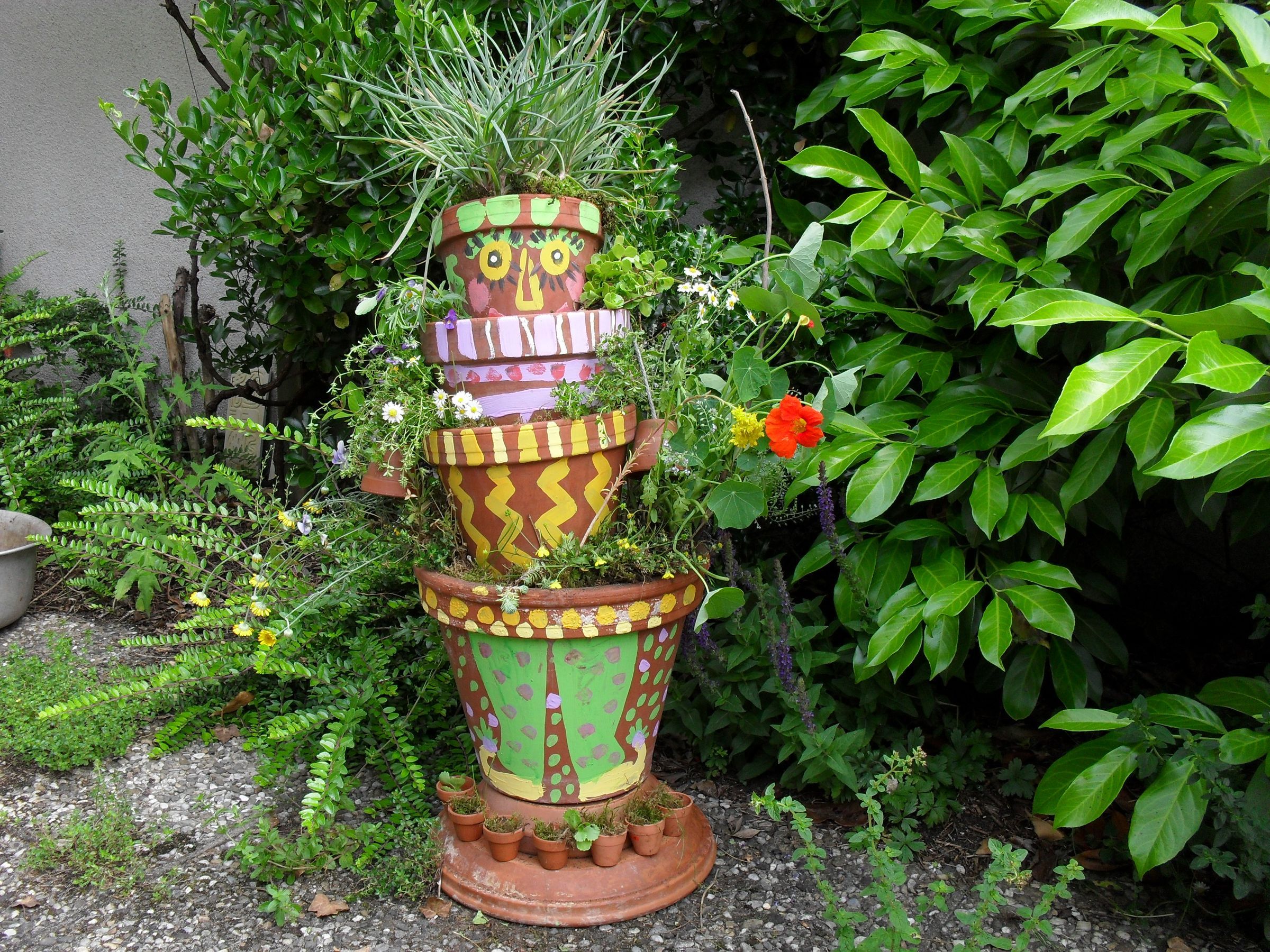 „Hoch-Beet“ aus alten Blumentöpfen „Hoch-Beet“ aus alten Blumentöpfen