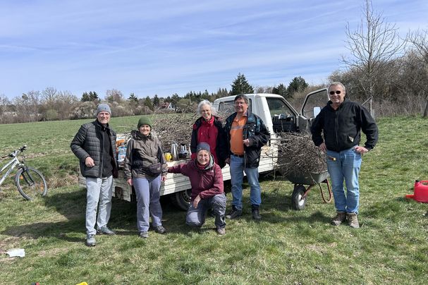 Pflege der Streuobstwiese Fischbach (Foto: Dr. Ingo Klose) Pflege der Streuobstwiese Fischbach (Foto: Dr. Ingo Klose)